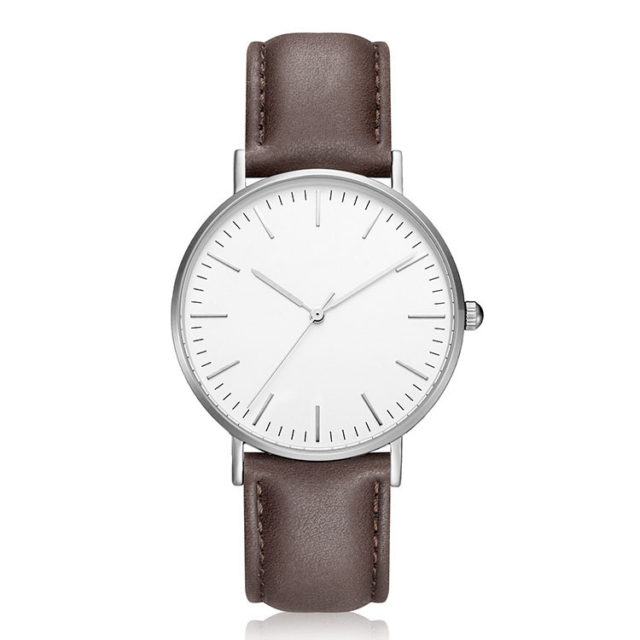 silberne Gehäuse dunkelbraune Lederarmband minimalistische Uhr